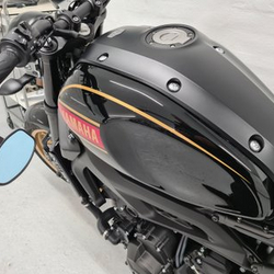 Vask og polering af sort motorcykel