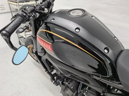 Vask og polering af sort motorcykel